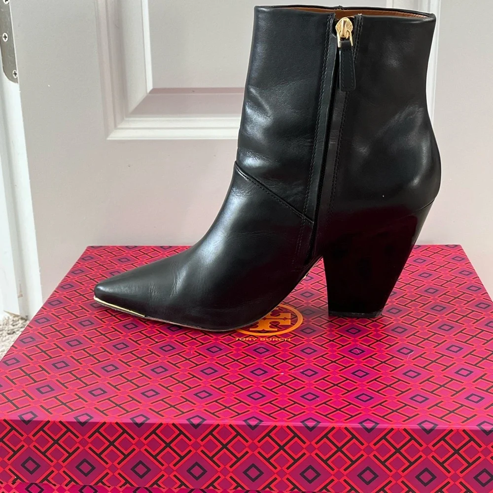 Tory Burch LILA 90MM Zip Up Ankle Bootie
Calf Leather - Picture 6 of 16